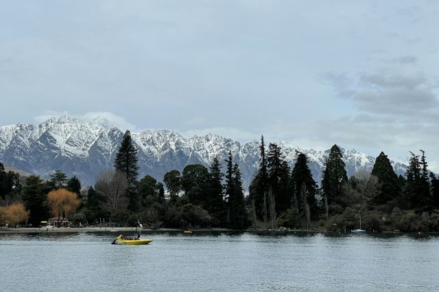 Butt's Clermont Houseboats — surrounding landscape