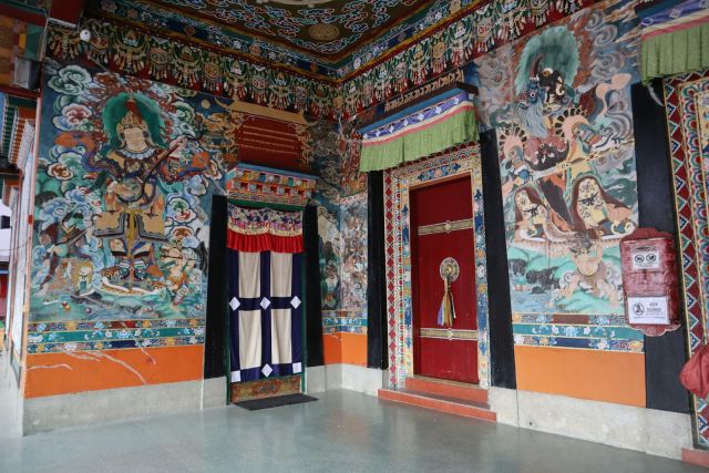 Chonor House — Birds of Tibet
