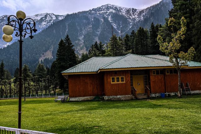 Hotel Highlands Park — Hotel exterior at Church Road, Gulmarg, 2,650m