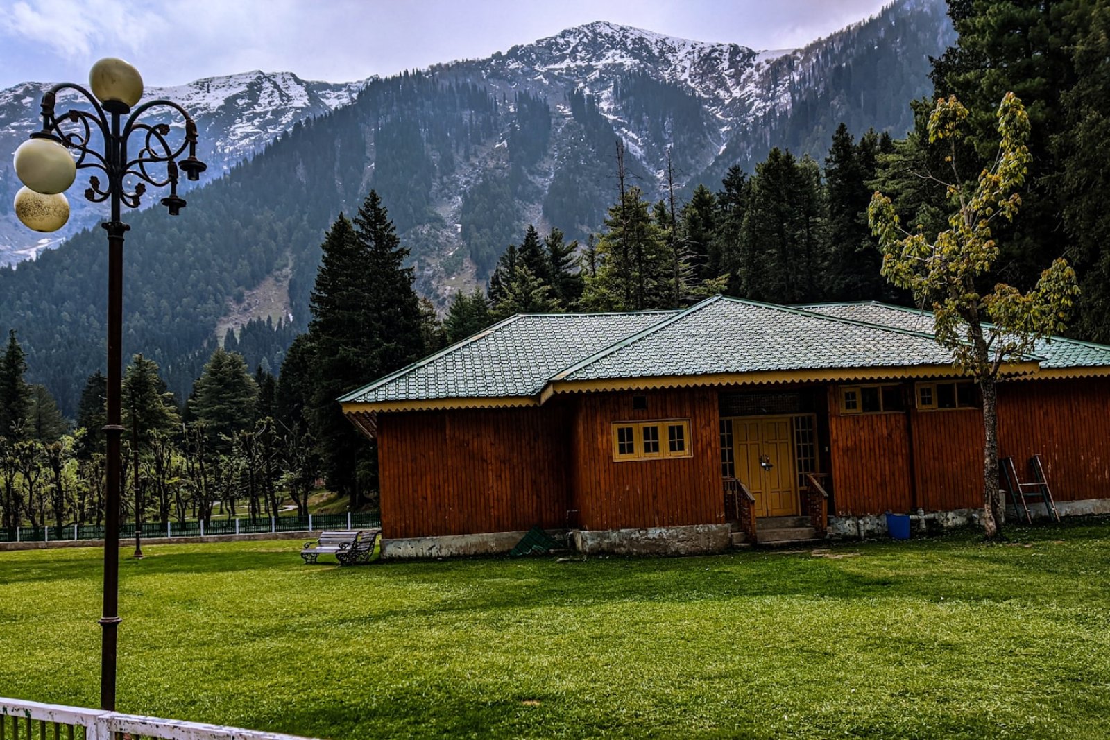 Hotel Highlands Park — Hotel exterior at Church Road, Gulmarg, 2,650m