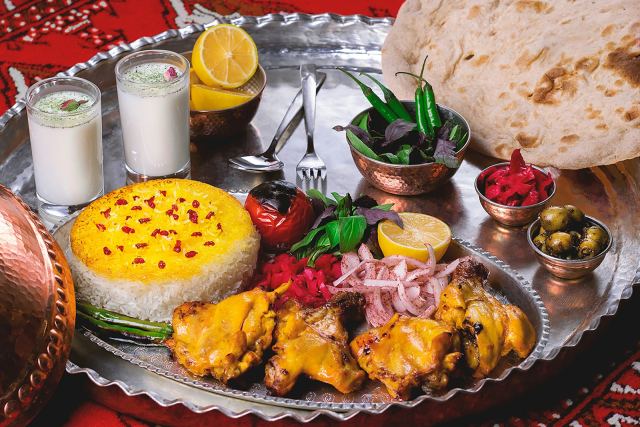 Houseboat Zaindari Palace — dining