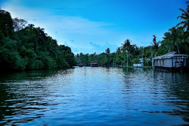 Kumarakom Lake Resort — pool and outdoor spaces