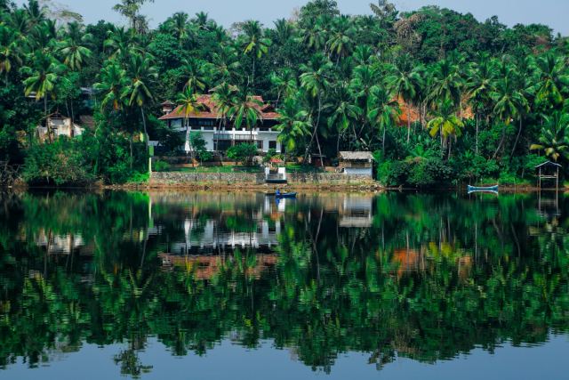 Kumarakom Lake Resort — dining