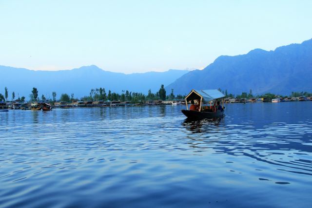Vivanta by Taj – Dal View, Srinagar — surrounding landscape