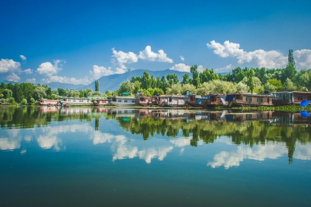 Vivanta by Taj – Dal View, Srinagar — grounds and approach